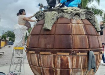 INTERVIENEN ESCULTURA “EL TERCER MILENIO” PARA SU CONSERVACIÓN EN EL CENTRO HISTÓRICO.
