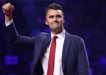 ASESINAN A CHARLIE KIRK DURANTE EVENTO UNIVERSITARIO EN UTAH.