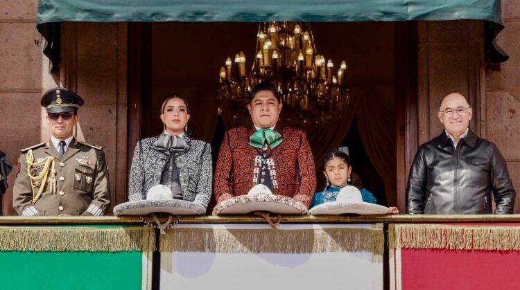 POLICÍA DE LA CAPITAL MARCHA CON ORGULLO EN EL DESFILE CÍVICO MILITAR.