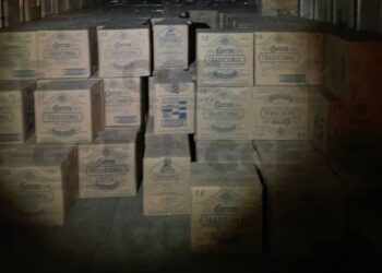 GUARDIA CIVIL ESTATAL DECOMISA MÁS DE MIL CAJAS CON BEBIDAS ALCOHÓLICAS Y VEHICULOS CON REPORTE DE ROBO.