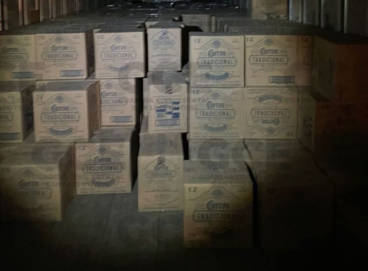 GUARDIA CIVIL ESTATAL DECOMISA MÁS DE MIL CAJAS CON BEBIDAS ALCOHÓLICAS Y VEHICULOS CON REPORTE DE ROBO.