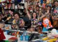 31 MINUTOS DESLUMBRA EN TINY DESK CON HUMOR, MÚSICA Y CRÍTICA SOCIAL.