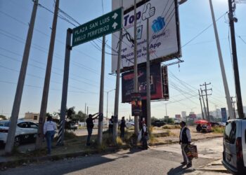 RETIRO MASIVO DE MÁS DE 400 PENDONES NO AUTORIZADOS EN EL PONIENTE DE LA CAPITAL.