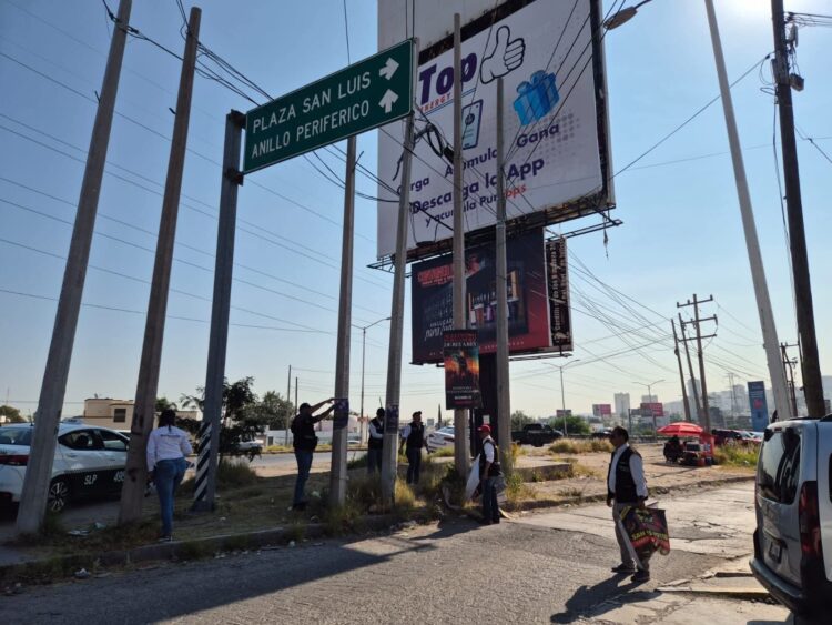 RETIRO MASIVO DE MÁS DE 400 PENDONES NO AUTORIZADOS EN EL PONIENTE DE LA CAPITAL.