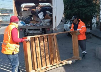 RETIRO MASIVO DE MÁS DE 400 PENDONES NO AUTORIZADOS EN EL PONIENTE DE LA CAPITAL.