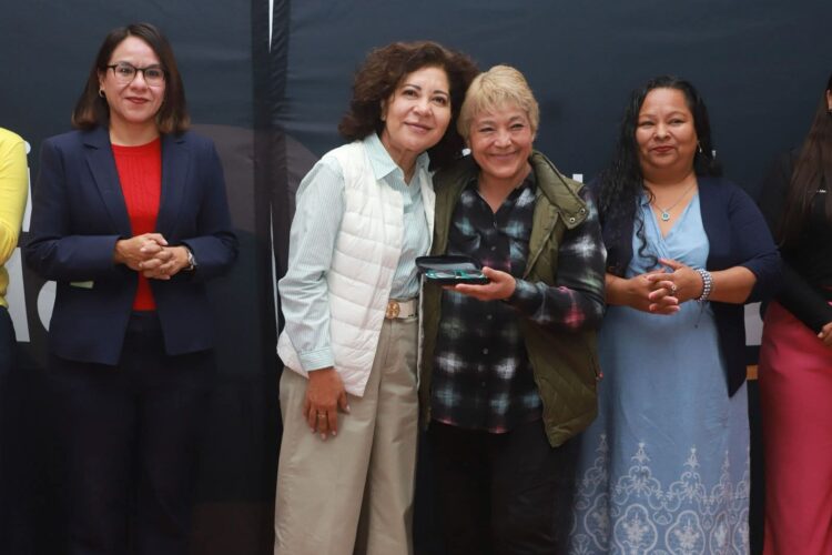 RETIRO MASIVO DE MÁS DE 400 PENDONES NO AUTORIZADOS EN EL PONIENTE DE LA CAPITAL.