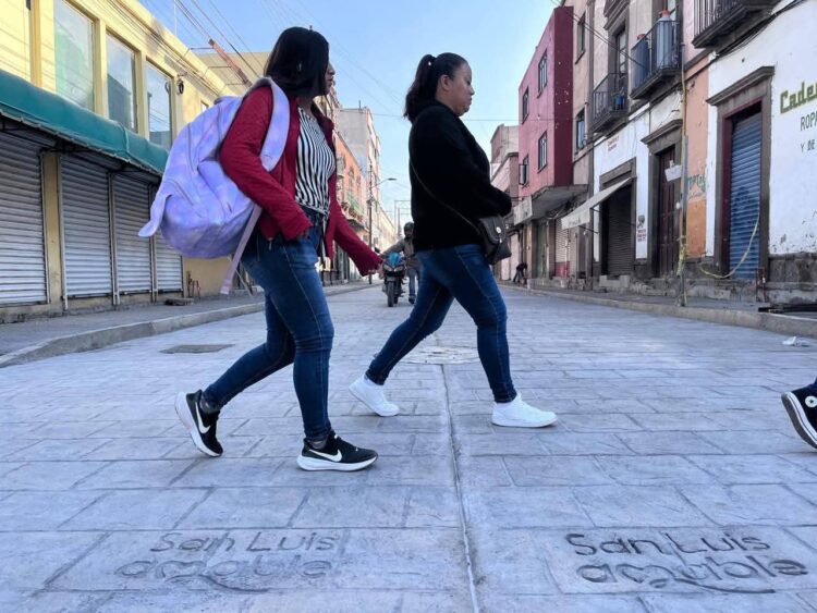 REABREN CALLE JULIÁN DE LOS REYES AL PASO PEATONAL PARA IMPULSAR LA ACTIVIDAD ECONÓMICA.