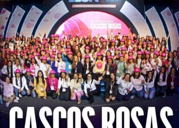 BRILLA EL ÁRBOL NAVIDEÑO EN LA UNIDAD ADMINISTRATIVA Y UNE A LA COMUNIDAD.