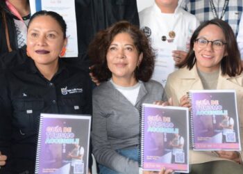 BRILLA EL ÁRBOL NAVIDEÑO EN LA UNIDAD ADMINISTRATIVA Y UNE A LA COMUNIDAD.