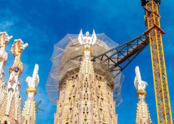 TRABAJOS NOCTURNOS PARA MEJORAR LOS ALREDEDORES DE LA IGLESIA DEL SAUCITO.