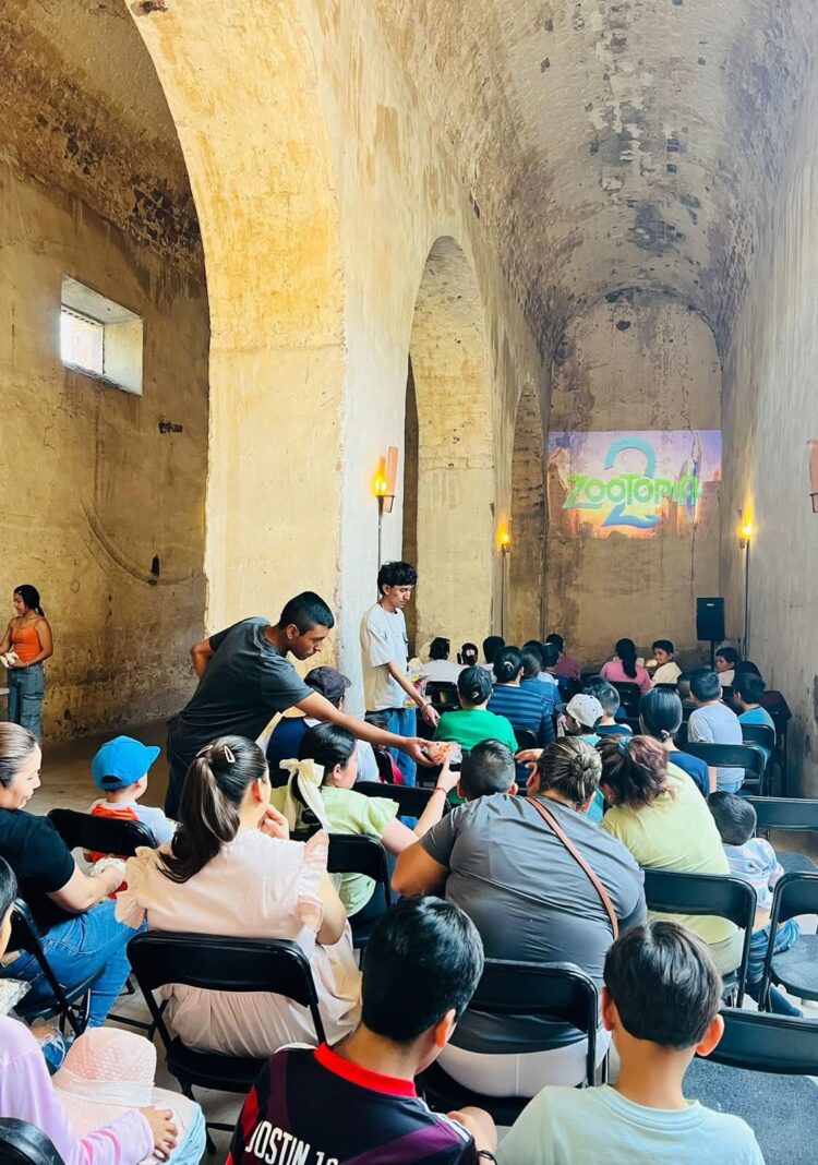 FAMILIAS POTOSINAS DUSFRUTARON DE FUNCIÓN DE CINE EN DELEGACIÓN DE LA PILA.