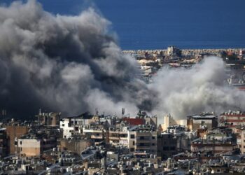 RESCATAN A TRABAJADOR SUSPENDIDO EN EL PISO 34 DEL HOTEL ST. REGIS EN CDMX