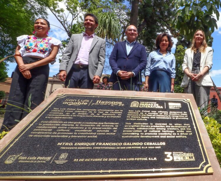 DEVELAN PLACA CON NUEVO NOMBRAMIENTO DE SAN LUIS POTOSÍ CAPITAL, COMO CIUDAD CREATIVA DE LA LITERATURA.