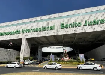 CAE ESTRUCTURA EN EL AICM Y PROVOCA MOMENTOS DE PÁNICO.