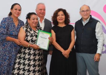 ENRIQUE GALINDO RECONOCE A MAESTROS DESTACADOS