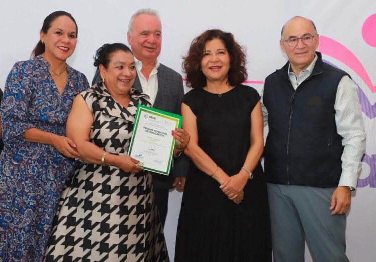ENRIQUE GALINDO RECONOCE A MAESTROS DESTACADOS