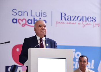ENRIQUE GALINDO RECONOCE A MAESTROS DESTACADOS