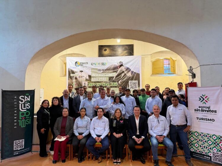ENRIQUE GALINDO RECONOCE A MAESTROS DESTACADOS