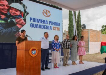 ENRIQUE GALINDO RECONOCE A MAESTROS DESTACADOS
