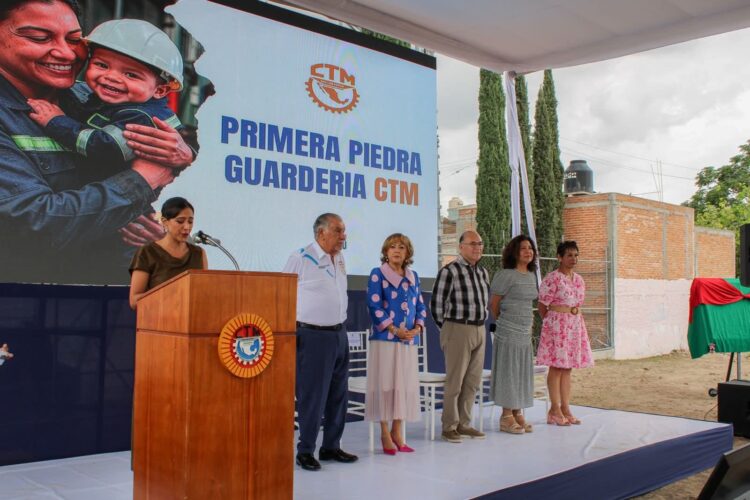 ENRIQUE GALINDO RECONOCE A MAESTROS DESTACADOS