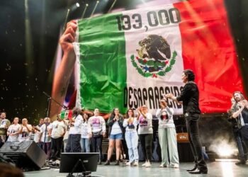 “NO ESTÁN SOLAS”: CAIFANES CONVIERTE SU CONCIERTO EN UN GRITO POR LAS MADRES BUSCADORAS