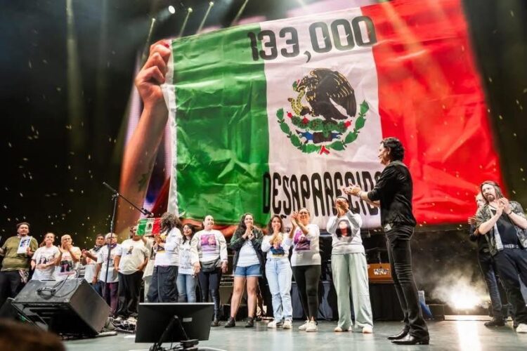 “NO ESTÁN SOLAS”: CAIFANES CONVIERTE SU CONCIERTO EN UN GRITO POR LAS MADRES BUSCADORAS