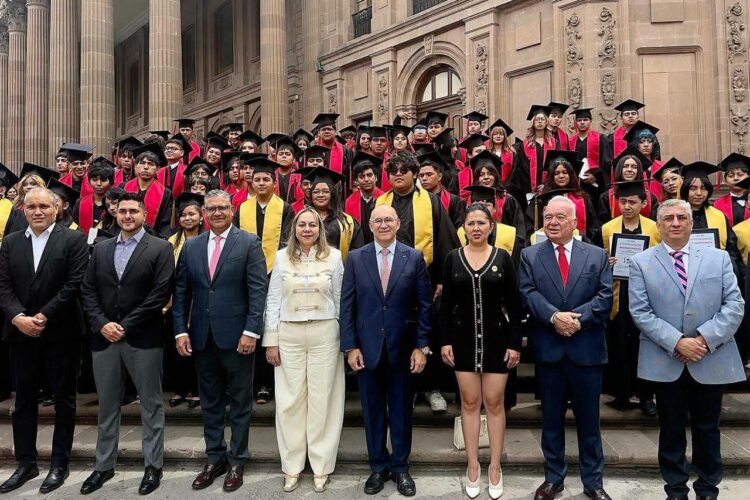 ENRIQUE GALINDO ENCABEZA GRADUACIÓN DE 250 ESTUDIANTES Y REFRENDA APOYO A LA EDUCACIÓN.