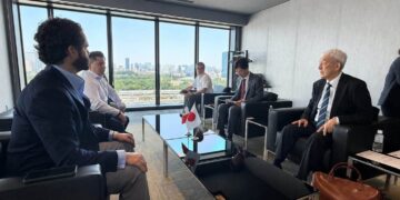 POLICÍA DE LA CAPITAL LOCALIZA A MENOR CON FICHA DE BÚSQUEDA Y LA REÚNE CON SU FAMILIA