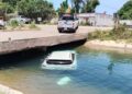 MUJER RESULTA LESIONADA TRAS CAER CON SU CAMIONETA AL CANAL DE LA MEDIA LUNA