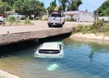 MUJER RESULTA LESIONADA TRAS CAER CON SU CAMIONETA AL CANAL DE LA MEDIA LUNA