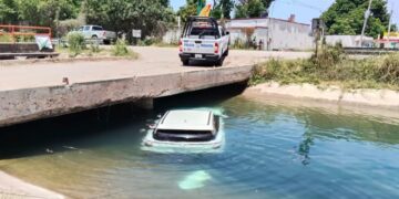 MUJER RESULTA LESIONADA TRAS CAER CON SU CAMIONETA AL CANAL DE LA MEDIA LUNA