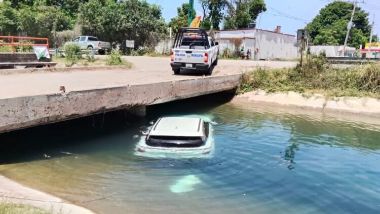 MUJER RESULTA LESIONADA TRAS CAER CON SU CAMIONETA AL CANAL DE LA MEDIA LUNA