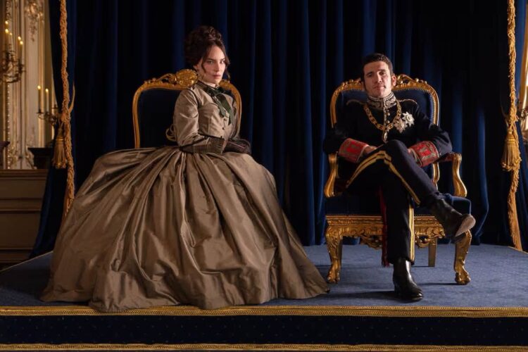 HBO MAX COMPARTE LAS PRIMERAS IMÁGENES DE BELINDA COMO LA EMPERATRIZ CARLOTA.