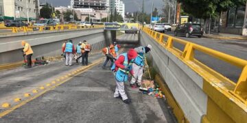 LIMPIAN GLORIETA BOCANEGRA TRAS LOS FESTEJOS POR EL TRIUNFO DE MÉXICO.