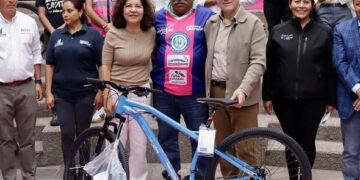 RECONOCEN A TRABAJADORES MUNICIPALES CON ENTREGA DE 84 BICICLETAS.