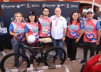 CIENTOS DE FAMILIAS SE SUMAN A LA CARRERA ATLÉTICA DEL DIF EN LA PILA.