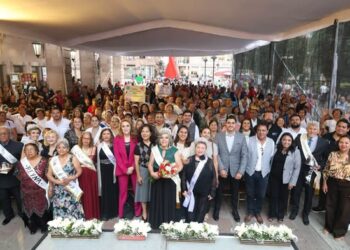 EMOTIVA CORONACIÓN MARCA EL INICIO DEL MES DEL ADULTO MAYOR.