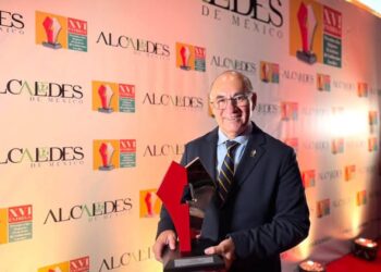 ENRIQUE GALINDO RECIBE RECONOCIMIENTO NACIONAL POR LA MEJORA ADMINISTRATIVA DEL GOBIERNO DE LA CAPITAL