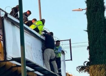 POLICÍA VIAL RESCATA A HOMBRE QUE PRETENDÍA ARROJARSE DE PUENTE EN CARRETERA 57