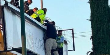 POLICÍA VIAL RESCATA A HOMBRE QUE PRETENDÍA ARROJARSE DE PUENTE EN CARRETERA 57