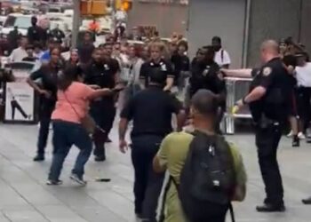 ATAQUE EN TIMES SQUARE: MUERE UNA VÍCTIMA Y POLICÍA ABATE A LA AGRESORA.