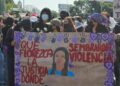 ESTUDIANTES DE LA UAEM INTERRUMPEN DESFILE EN CUERNAVACA Y EXIGEN JUSTICIA POR FEMINICIDIOS