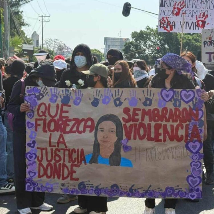 ESTUDIANTES DE LA UAEM INTERRUMPEN DESFILE EN CUERNAVACA Y EXIGEN JUSTICIA POR FEMINICIDIOS