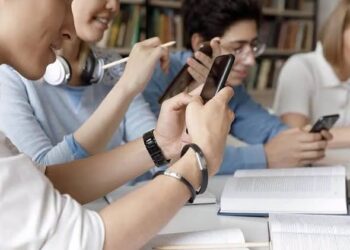 ¡CELULARES EN PAUSA! BUSCAN RESTRINGIR SU USO DURANTE TODA LA JORNADA ESCOLAR EN SLP