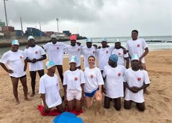 ESCUELA DE NATACIÓN BUSCA REDUCIR EL RIESGO DE AHOGAMIENTOS EN ÁFRICA.