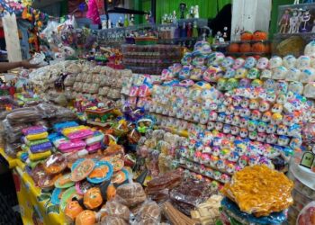 COMERCIANTES DE VILLA DE POZOS DENUNCIAN COBROS DE HASTA 1,400 PESOS POR VENDER EN DÍA DE MUERTOS.