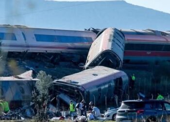 TRAGEDIA FERROVIARIA EN ESPAÑA DEJA DECENAS DE MUERTOS Y FAMILIAS EN BUSCA DE SUS SERES QUERIDOS.