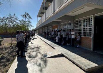 ¡ATAQUE EN SECUNDARIA DE TORREÓN DEJA A SUBDIRECTORA MUERTA Y TRES HERIDOS; DETIENEN A DOS EXALUMNOS