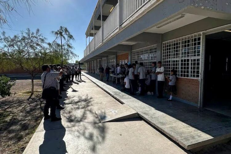 ¡ATAQUE EN SECUNDARIA DE TORREÓN DEJA A SUBDIRECTORA MUERTA Y TRES HERIDOS; DETIENEN A DOS EXALUMNOS