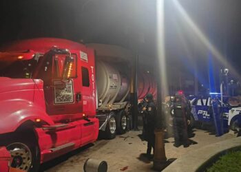 CHOQUE ENTRE TRACTOCAMIÓN Y PATRULLA DEJA DOS POLICÍAS LESIONADOS.
